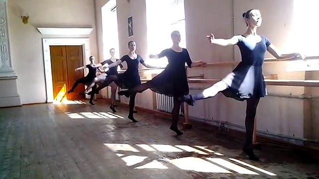 Урок классического танца - Rond de jambe en l'air (у станка) смотреть онлайн