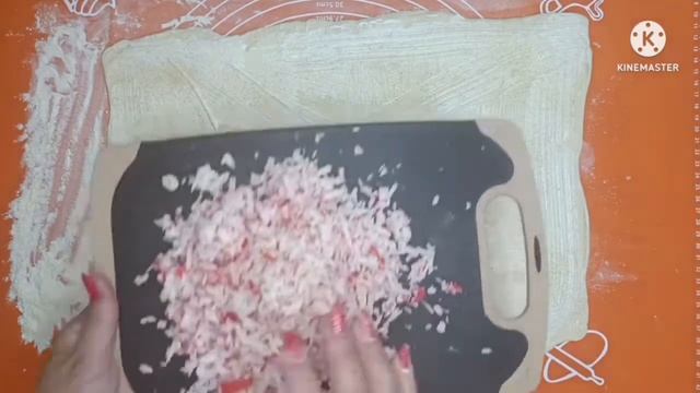 "Улитки"из слоеного теста с крабовыми палочками.