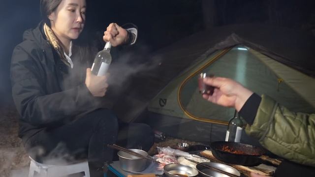 Sub 괜찮아 백패킹이야, 짐도 즐거움도 한도 초과ㅣ알콜 러버는 술 트렌드에 민감함ㅣ쭈삼에 연남연가 스지차돌전골에는 토끼소주ㅣ다봉캠핑이라 쓰고 만물상이라 읽는다 캠핑장비는 그녀손