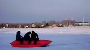 Катание на банане по снегу захватывает!