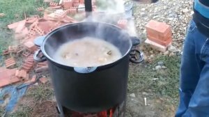 Очень вкусный плов из курицы на костре в чугунном казане