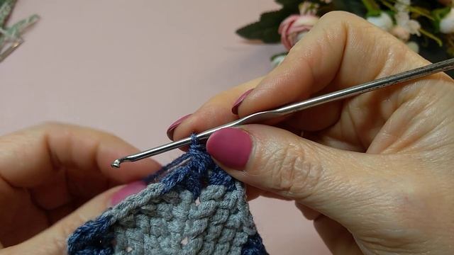 ?Эффектный узор: жаккард рельефными столбиками "Ромбы". Квадратный плед, часть 3. смотреть онлайн