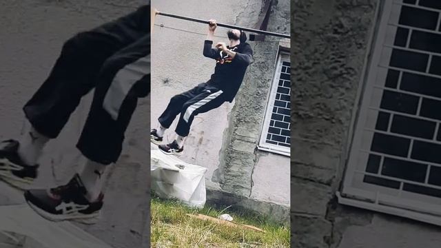 Подтягивания на одной руке, на перекладине.#фрэдасбетанти #осетия #алания #кавказ #стритворкаут смотреть онлайн