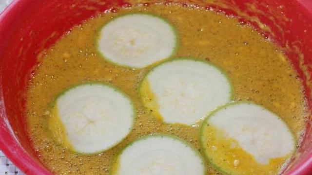 Кабачки в кляре запеченные с помидорами и сыром