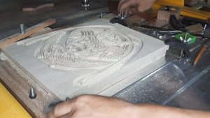 Торцевая разделочная доска на станке ЧПУ из ореха с V - образной вставкой по мотивам Broinwood.