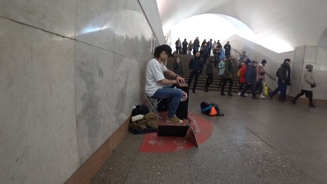 MaxDetal".Парень играет для прохожих в метро. смотреть онлайн