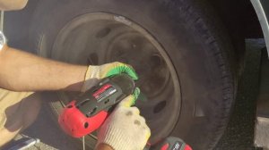 Откручиваем колесные болты на газели электрическим гайковертом MIGHTY SEVEN DW-18502. Видео 1.