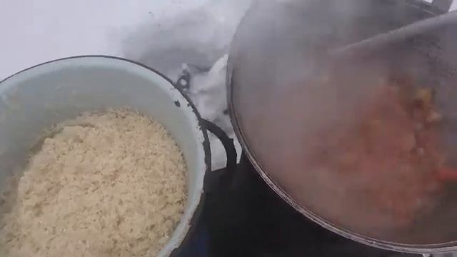 Плов в казане. Зимой. смотреть онлайн