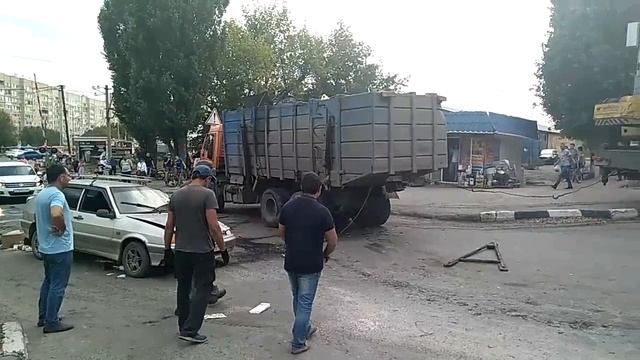 В Заводском районе мусоровоз придавил "четырнадцатую" смотреть онлайн