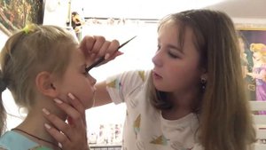 Делаю макияж сестре в 7 лет :-)