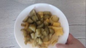 Салат из картошки и соленых огурцов. простейший салат.