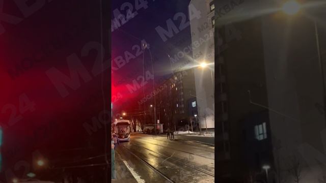 Грузовик с краном оборвал трамвайные провода на Бауманской улице - Москва 24