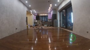 Лакировка паркетной доски двухкомпонентным лаком.