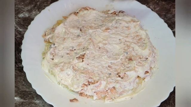Слоёный салат из (консервированного лосося) с жареными грибами и луком. 2022