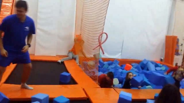 На батутах вместе с Катей!!! Батутия! Дурачимся с родителями!!! смотреть онлайн