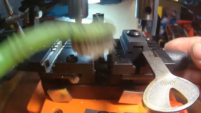 Ямаха Джог нарезка ключа зажигания \\ Yamaha Jog делам копию ключа зажигания на скутер смотреть онлайн