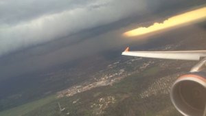 сильная гроза,заход на посадку в сильную грозу на Airbus A321
