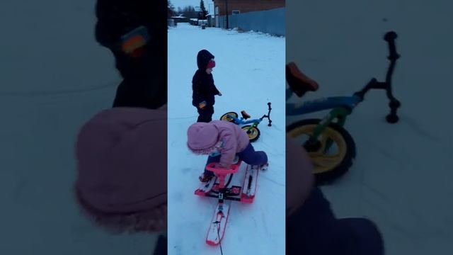 Зима, снег, снегокат, беговел?! смотреть онлайн