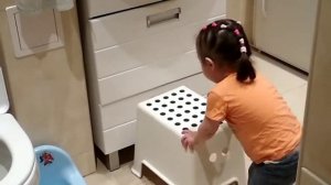 Ясмина 2г1мес. Сама садиться на унитаз