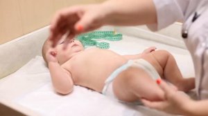 Как проходит медицинский осмотр новорожденного?