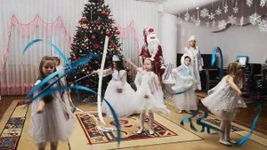 Каришка и девочки танцуют на утреннике танец снежных метелей. Закружили, замели все вокруг. Смотри