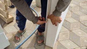 СФТК. Обучаю рабочих клеить пенопласт на кривой фасад с провеской, подрезкой пенопласта по толщине.