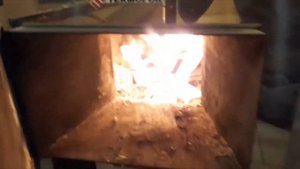 Как легко растопить печь сырыми дровами