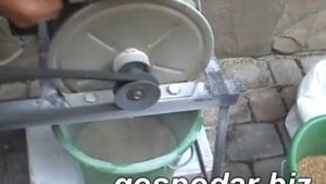 Зернодробилка молотковая с ременным приводом