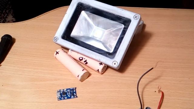 Мощный, легкий, диодный прожектор на аккумуляторе своими руками смотреть онлайн