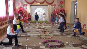 Общий танец-вход _8 МАРТА! И весна смеётся_ в детском саду (8 гр.).mp4