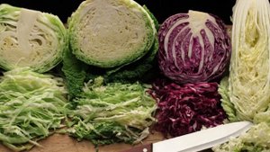 Верный способ тонко нарезать капусту, не используя нож или терку для шинкования