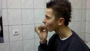 Парень играет на зубах