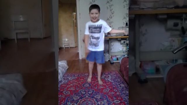 9- летний мальчик танцует классный танец