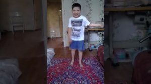 9- летний мальчик танцует классный танец