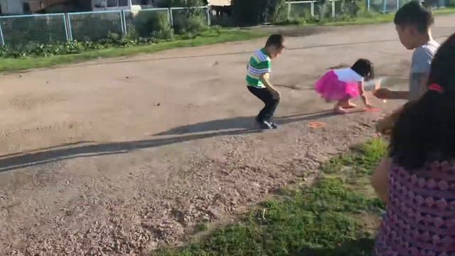 Девочки в деревне запускают вертушки смотреть онлайн