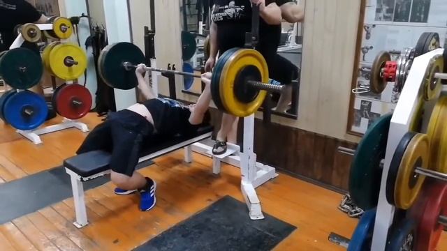 15-летний Георгий Жигалин жмет лёжа 140 кг на 6 раз без использования экипировки. С.в. 82 кг.