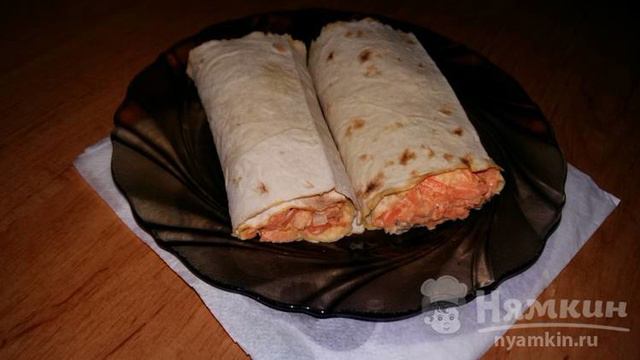 Салат с курицей и морковью в лаваше