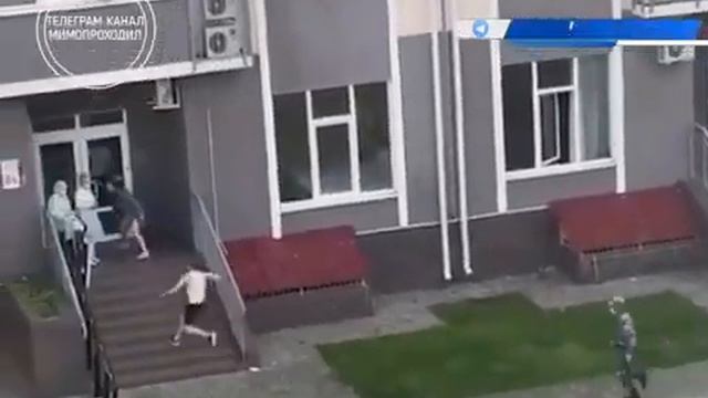 Как убежать от 5 полицейских в самоизоляции смотреть онлайн