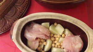 Суп из нута, курицы и болгарского перца в горшочках