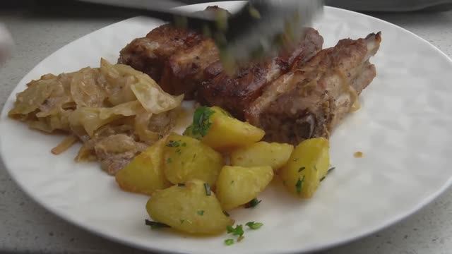 Выложите все на противень и у вас получится невероятно вкусный ужин! Просто и очень вкусно!