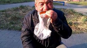 Играет на расческе и пакете