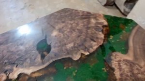 Каповый карагач. Торцевой спил. Маленький стол из спила настоящего дерева.