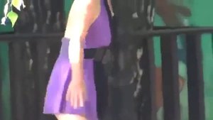 Пьяная девушка без трусов занимается гимнастикой