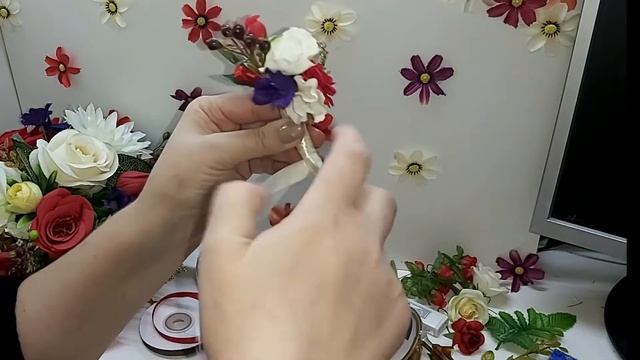 Бутоньерка жениха своими руками из искусственных цветов // МК смотреть онлайн