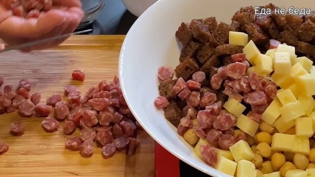 Рецепт пикантного салата с нутом, сухариками, сыром и колбасой