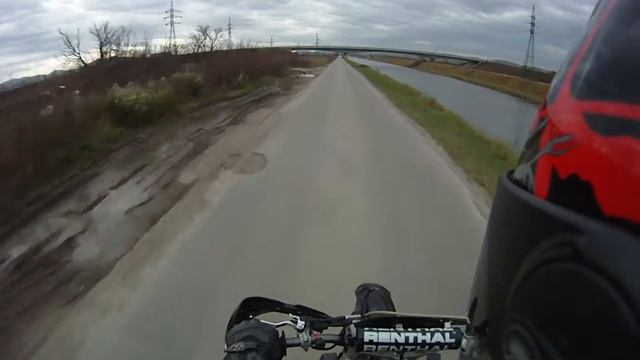 Honda CRF 450 Supermoto onboard wheelies pt. 3 смотреть онлайн