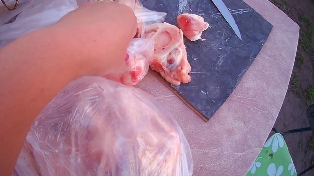 Кормим ротвейлера Жорика.  Ротвейлер со свестулькой.