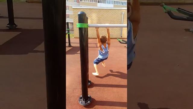 Мальчик 8 лет сделал трюки