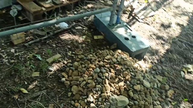 7.08.2023г. пластиковый подиум на швеллерах и метал столбах с бетонной отмосткой пляж озера Белое.