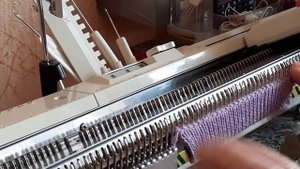 Вариант подгиба полотна на вязальной машине.